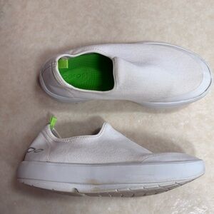 OOFOS OOmg Eezee Low Recovery White Shoes Slip on Sneakers